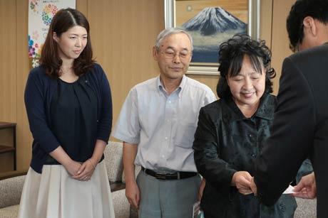 左から燕西蒲勤労者福祉サービスセンター「タンポポ」の田辺美香子係長、西山功専務理事兼事務局長、斉藤久子副理事長、鈴木市長