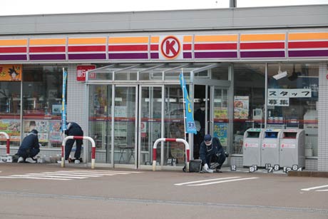  強盗事件のあった燕市内のコンビニ店