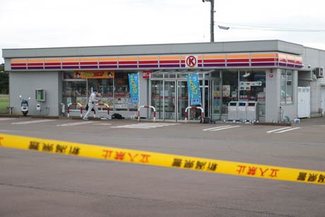  強盗事件のあった燕市内のコンビニ店