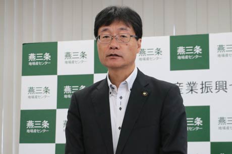 燕三条地場産業振興センター理事長記者会見で理事長の鈴木力燕市長