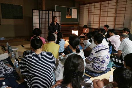 三条市嵐南公民館の初めての「真夏の夜の怪談会」は約80人の来場で会場はぎっしり