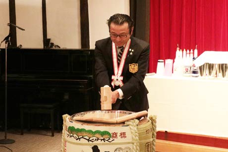 鏡開きする田中さん