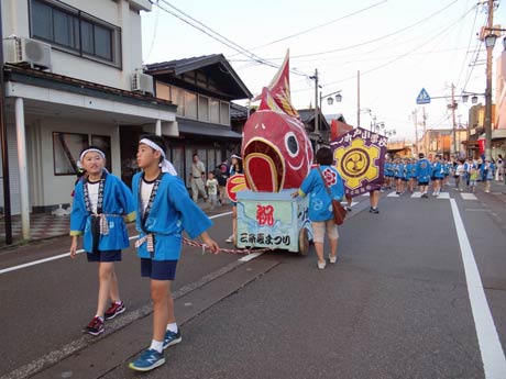 凧と凧ばやし踊りパレード