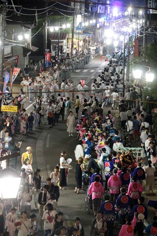 目抜き通りに踊りの輪