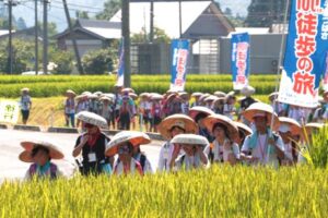 100km完歩を目指す98人の小学生の前にこの夏最高35.5度の熱波が立ちはだかる