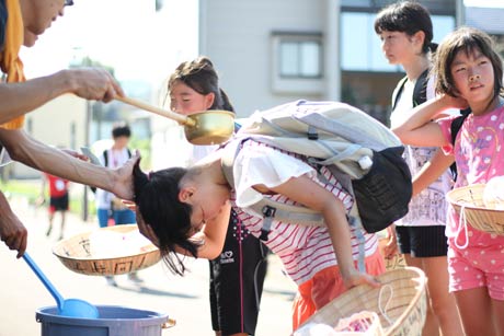旧荒沢小学校に到着してさっそく冷水を首にかけてもらってクールダウン