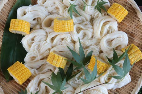 流しそうめんは魚兵プレゼンツ