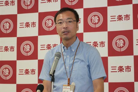記者会見する国定三条市長