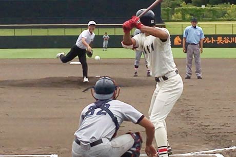 三条野球連盟の高坂登志郎会長が始球式