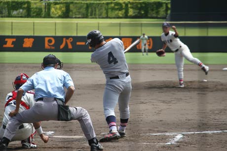 11日に三条パール金属スタジアムで始まった第2回大学野球サマーリーグ、新潟医療福祉大の笠原祥太郎選手の速球に慶応大の打線も沈黙