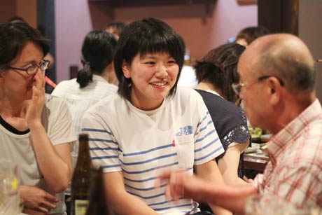 地蔵堂剣士会の金山会長(右)と話す小川さん