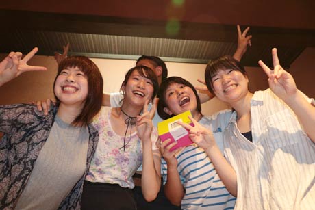  剣道仲間と記念写真でおどける小川さん