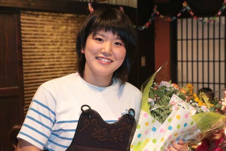 日本一のお祝いに花束と剣道胴をもらった小川さん