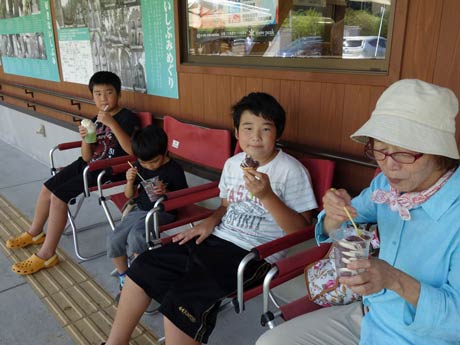 名物の季節ごとに地元の果物を使って製造するソフトクリームの夏の味は「ブルーベリー」