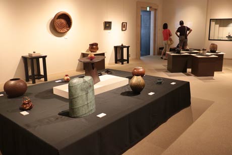 燕市産業史料館で開かれている水燕鎚工会作品展