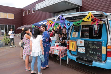 会場にはキッチンカーも
