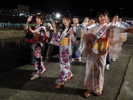 ミス雪椿の3人も一緒に大盆踊り