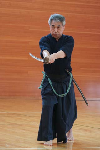 居合演武を披露する草間さん