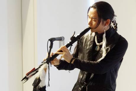 インディアンフルート奏者のマーク・アキクサさん