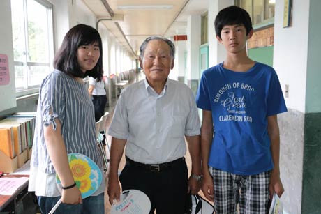 三条小を卒業してPTA会長、三条市PTA連合会会長も務めた中條耕二さんを中央にふたりの孫、左が道上香織さん、右が拓矢君