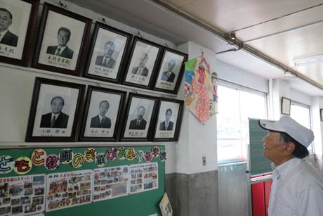  三条小歴代校長の写真を懐かしそうに眺めながら思い出を語る中條さん