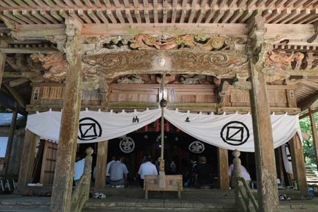拝殿で神事