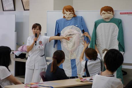 男女の体の違いを布製の人形などを使って説明