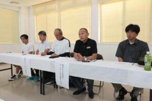 「燕市内の子供たちのサッカーを支援する会」の記者会見