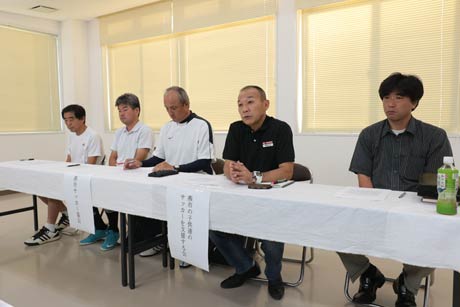 「燕市内の子供たちのサッカーを支援する会」の記者会見