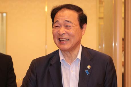  出席者一人ひとりと握手して見送る森氏