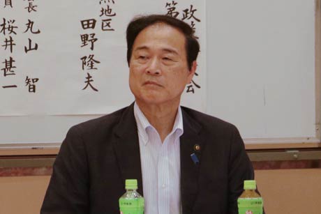 あいさつを聞く森氏