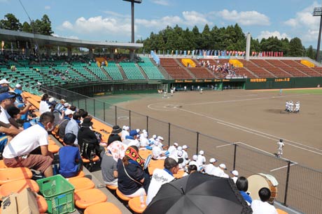 応援団はそれぞれのベンチの上に陣取る