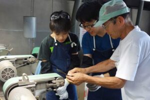 観光客や帰省客でにぎわう三条鍛冶道場
