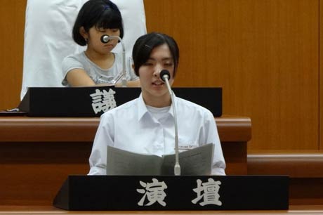 演壇に立って質問