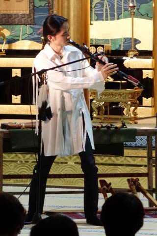  インディアンフルート奏者のマーク・アキクサさん