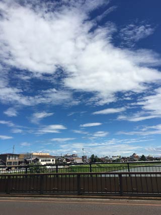 燕橋からフェーン現象を思わせる色が濃い青空