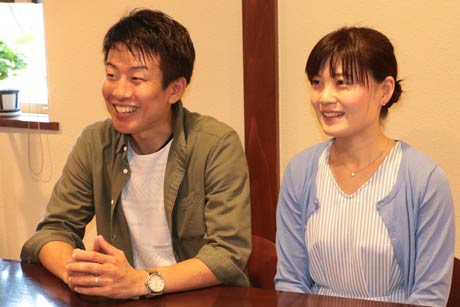 「AKARIBA 2016」で挙式するカップルに決まった小倉義則さん、梓さん夫婦