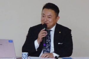 新潟県中小企業家同友会三条支部の8月ミニ例会で報告を行う「ぷれジョブ・ひまわり」事務局の伊藤博之さん