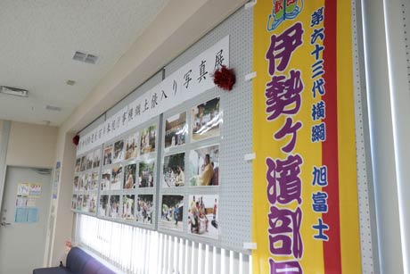 新潟県信用組合弥彦支店で開かれている横綱土俵入り写真展