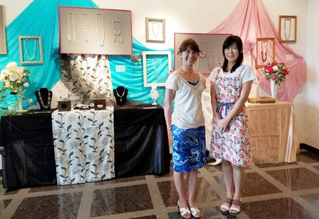 「夏の光2人展」でジュエリーインストラクターの永田充子さん(左)と山上芳子さん(右)