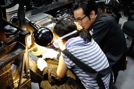 まるで職人にのような姿で機械に向かう子どもたち