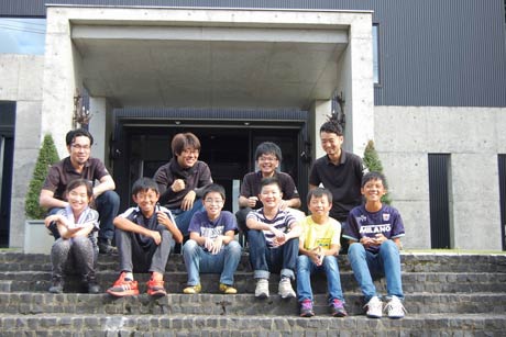 参加した小学生とサポートした職人たち