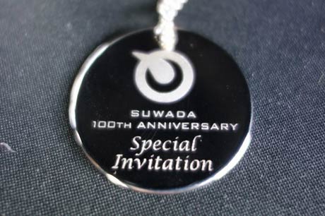  10年後に開く100周年イベントの招待状となる記念のメダルをプレゼント