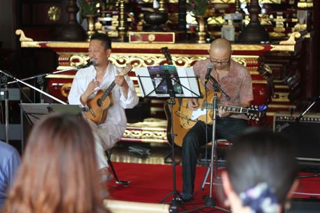 法音寺の飛田住職(右)とBAR SALON代表の岡村さんも出演
