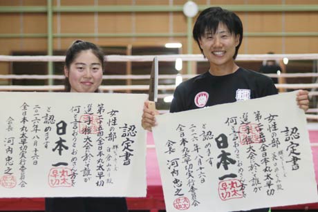 第25回全日本丸太早切選手権大会で日本一になった白倉さん(左)と蓑口さん
