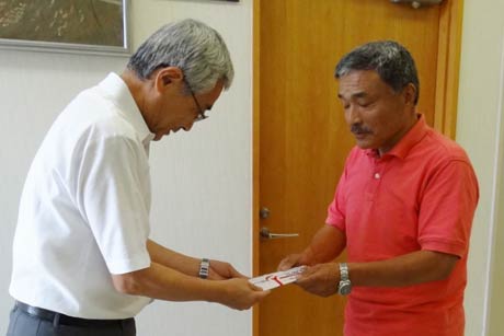 三条市社会福祉協議会の小林東一事務局長にも寄付を手渡す