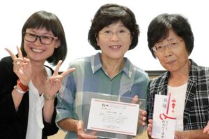 「ぎっと賞」を受賞した「65歳以上の劇団」の左から主宰の岡田さん、劇団員の織田さん、渡辺さん