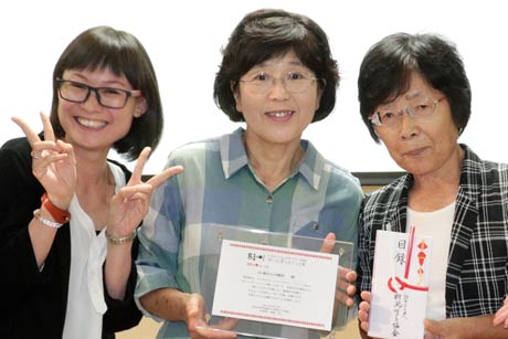  「ぎっと賞」を受賞した「65歳以上の劇団」の左から主宰の岡田さん、劇団員の織田さん、渡辺さん