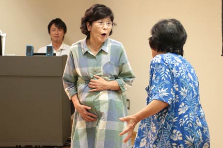  プレゼンテーションで特別公演を行う「65歳以上の劇団」