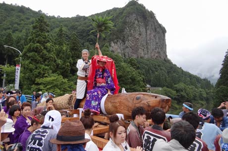しただふるさと祭りの雨生の大蛇行列行進